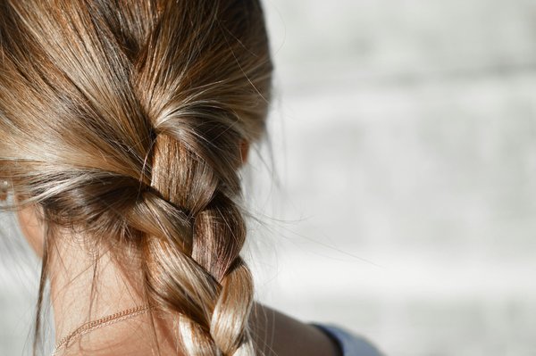 Quels soins adopter pour réparer les cheveux abîmés par la chaleur des appareils coiffants ?
