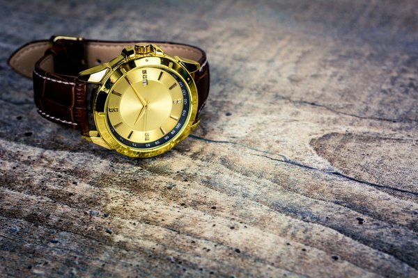 Comment harmoniser des bracelets en cuir avec une montre classique?