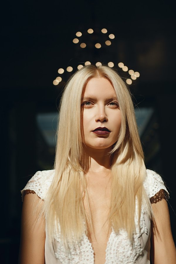 Comment intégrer des bijoux audacieux dans une tenue minimaliste?